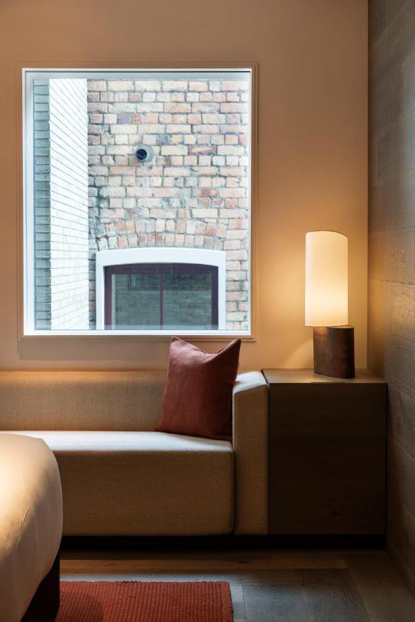 The Hotel Britomart Auckland Kültér fotó A table lamp